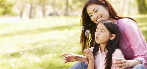 madre pilla a hija masturbandose